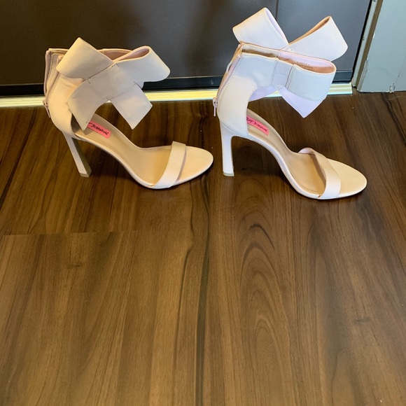 Betsey Johnson Size 9 Pink Heels - Picture 1 of 8